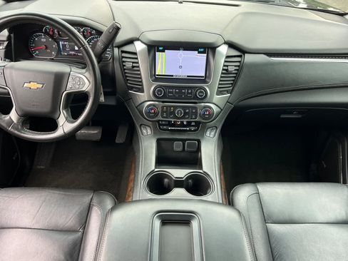 Used 2018 Chevrolet Suburban LT image 3