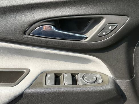 Used 2023 Chevrolet Equinox LS w/ LS Convenience Package FWD image 11