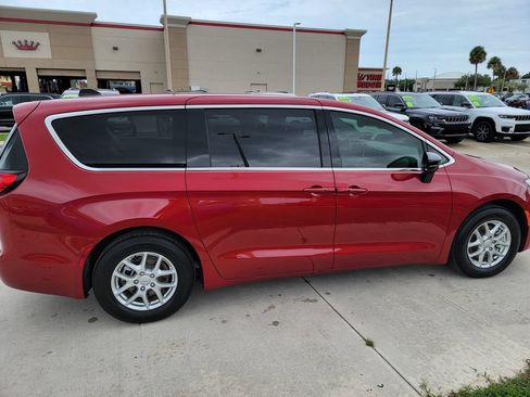 Used 2026 Chrysler Pacifica Select FWD image 5