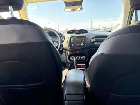 Used 2017 Jeep Renegade Altitude FWD image 19