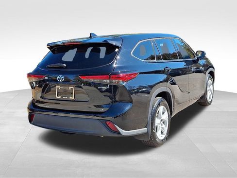 Used 2021 Toyota Highlander LE image 6