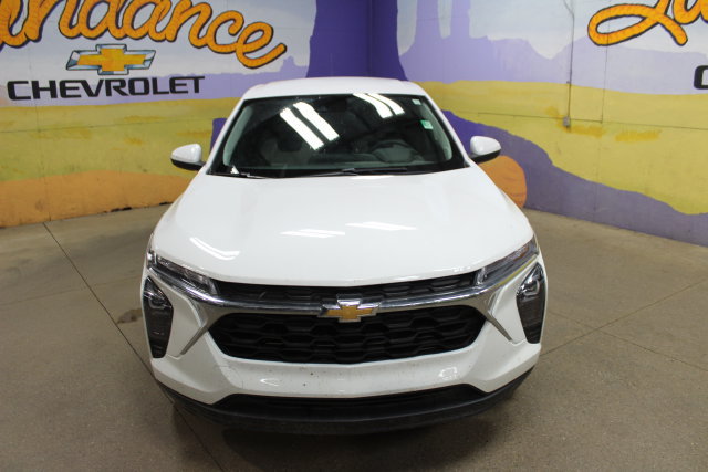 Used 2025 Chevrolet Trax LS w/ LS Convenience Package FWD image 3
