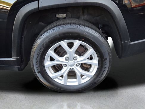 Used 2023 Jeep Grand Cherokee L Limited AWD/4WD image 7