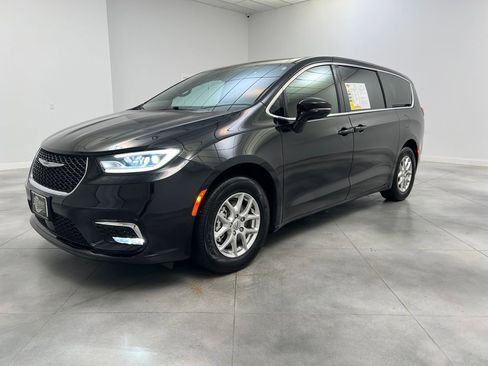 Used 2025 Chrysler Pacifica Select FWD image 3