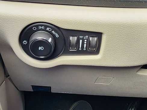 Used 2023 Chrysler Pacifica Touring-L FWD image 39