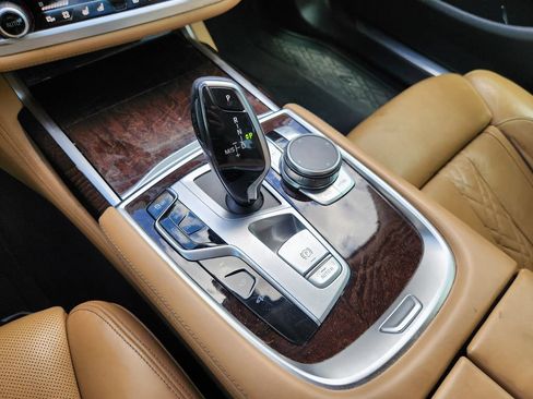 Used 2022 BMW 740i w/ Premium Package RWD image 20