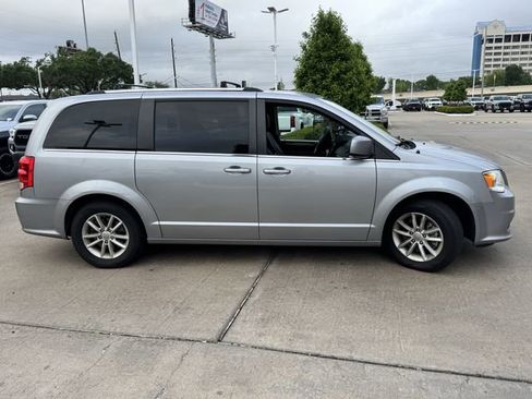 Used 2019 Dodge Grand Caravan SXT image 4