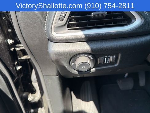 Used 2025 Chrysler Pacifica Select FWD image 13