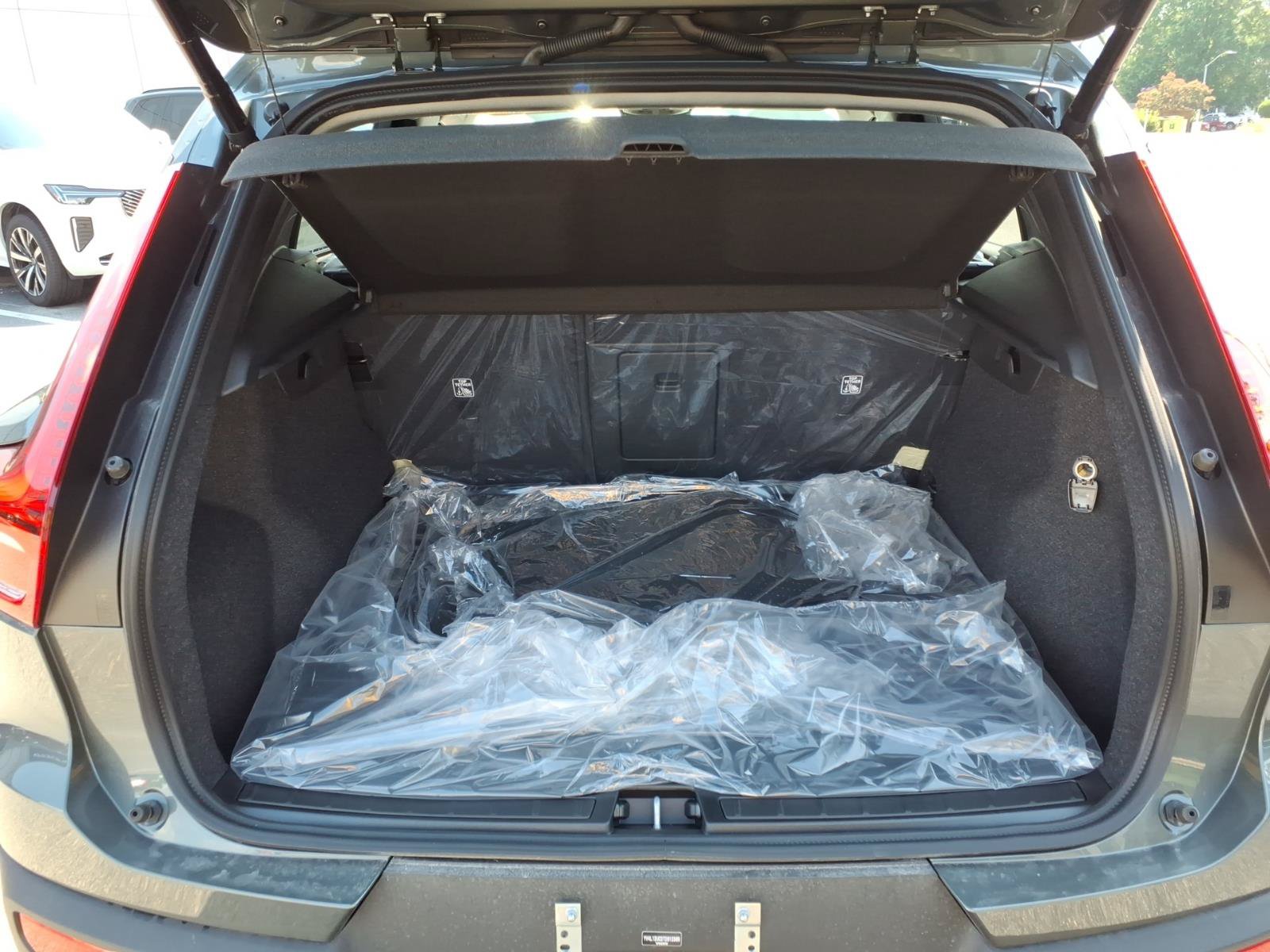 New 2026 Volvo XC40 B5 Plus w/ Climate Package AWD/4WD image 4
