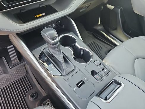 Used 2023 Toyota Highlander XLE FWD image 30