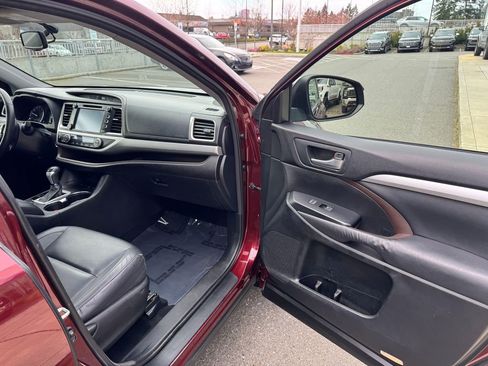 Used 2015 Toyota Highlander XLE image 10