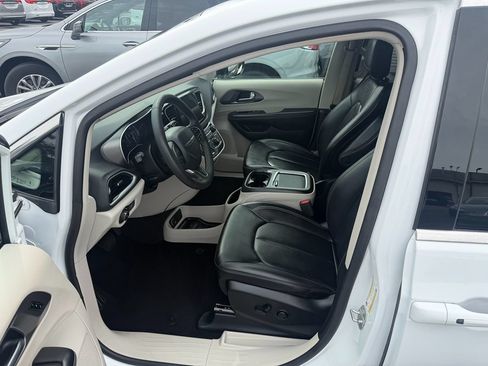 Used 2024 Chrysler Pacifica Touring-L FWD image 4