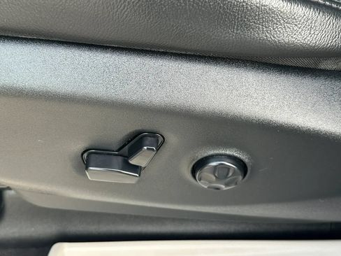 Used 2017 Chrysler Pacifica Touring-L FWD image 12