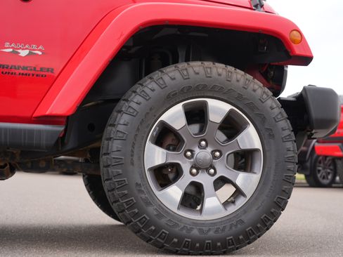 Used 2016 Jeep Wrangler Unlimited Sahara w/ Connectivity Group AWD/4WD image 11