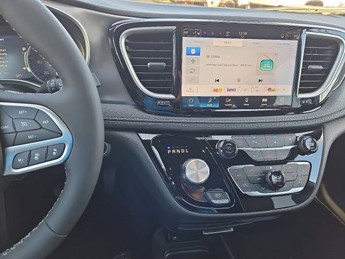 New 2026 Chrysler Pacifica Select image 9