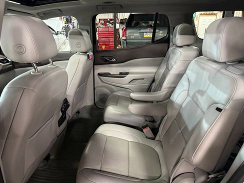 Used 2022 GMC Acadia SLT w/ LPO, Floor Liner Package image 16