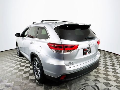 Used 2019 Toyota Highlander XLE AWD/4WD image 5