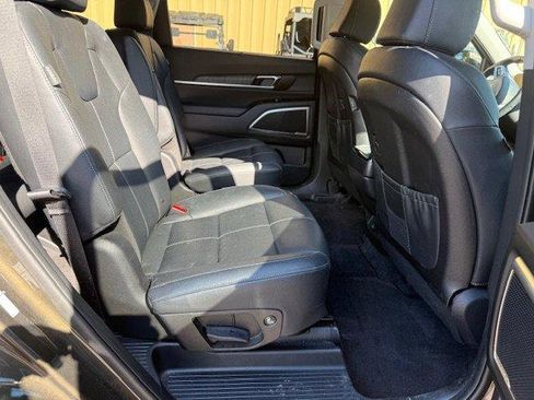 Used 2024 Kia Telluride EX w/ EX Captain's Chair Package image 11