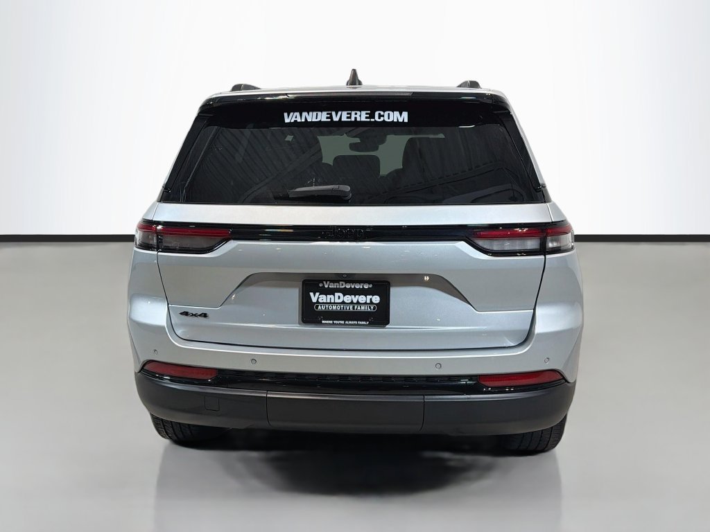 Used 2023 Jeep Grand Cherokee Altitude AWD/4WD image 8
