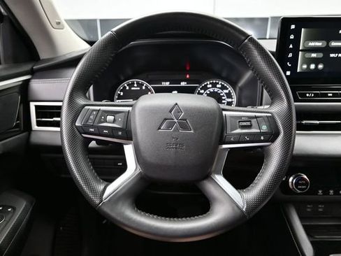 Used 2025 Mitsubishi Outlander AWD image 23