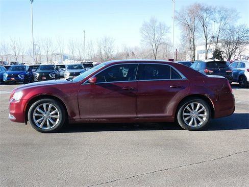 Used 2017 Chrysler 300 Limited image 4