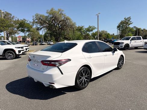 Used 2023 Toyota Camry SE image 3