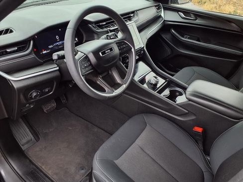 Used 2024 Jeep Grand Cherokee Laredo image 19