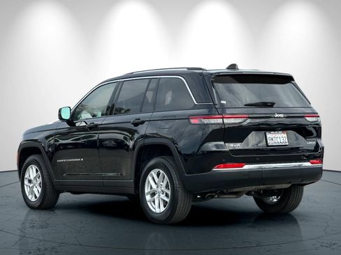 Used 2023 Jeep Grand Cherokee Laredo AWD/4WD image 6