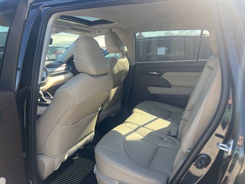 Used 2021 Toyota Highlander XLE image 13