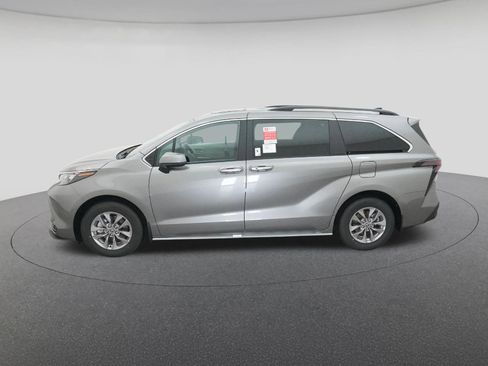 New 2026 Toyota Sienna XLE image 3