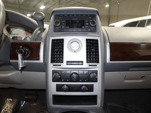 Used 2010 Chrysler Town & Country Touring image 9