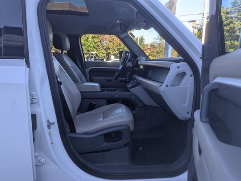 Used 2020 Land Rover Defender 110 HSE image 31