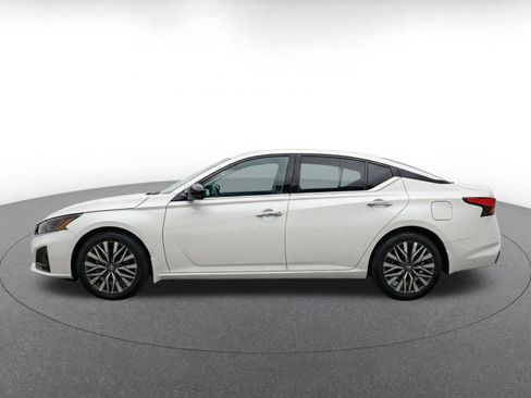 Used 2025 Nissan Altima 2.5 SV FWD image 5