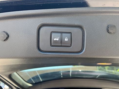 Used 2025 Nissan Pathfinder SV FWD image 23