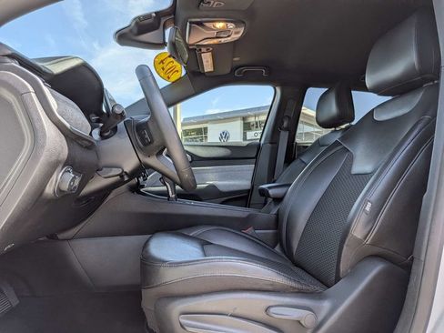 Used 2024 Jeep Compass Latitude AWD/4WD image 2