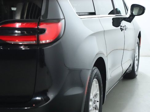 Used 2024 Chrysler Pacifica Touring-L image 45