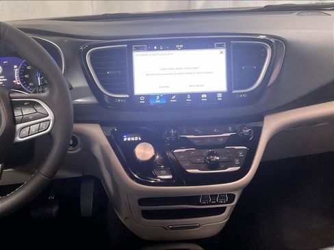 Used 2024 Chrysler Pacifica Touring-L image 19