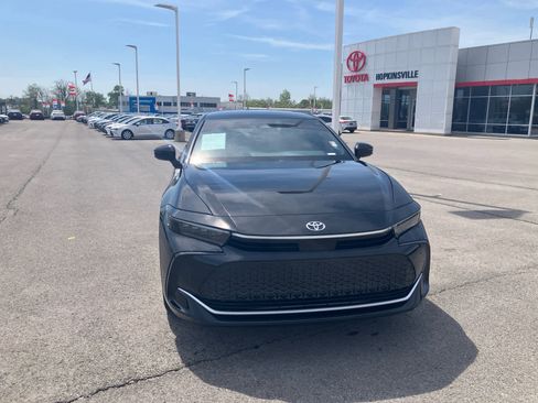 Used 2025 Toyota Crown Limited w/ Advanced Technology Package image 2