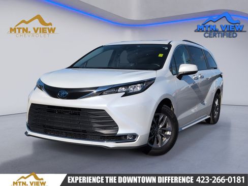 Used 2023 Toyota Sienna XLE image 1
