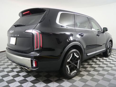 Used 2023 Kia Telluride EX w/ EX Captain's Chair Package image 3
