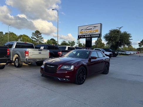 Used 2019 Chrysler 300 S RWD image 41