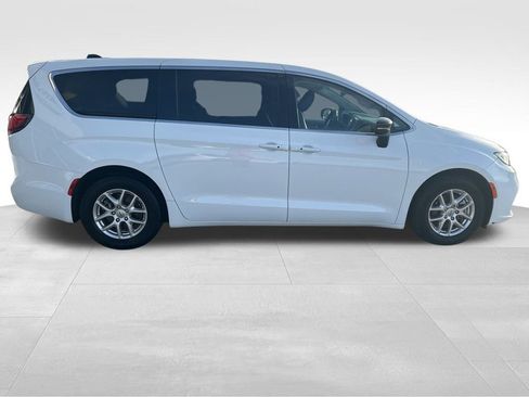 Used 2024 Chrysler Pacifica Touring-L image 11