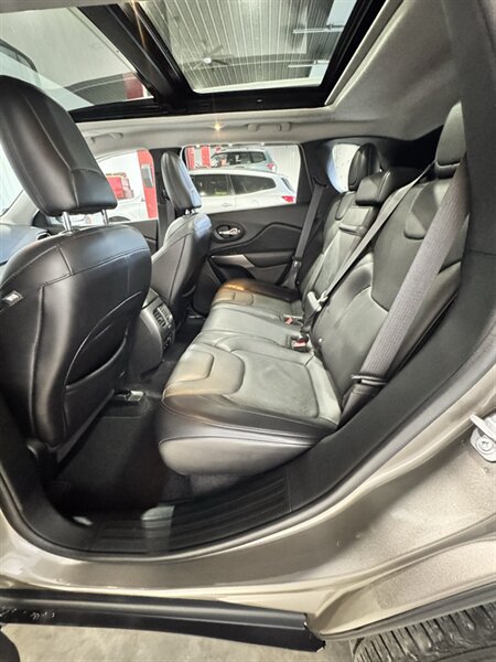 Used 2019 Jeep Cherokee Limited AWD/4WD image 8