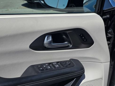 Certified 2024 Chrysler Pacifica Touring-L FWD image 14