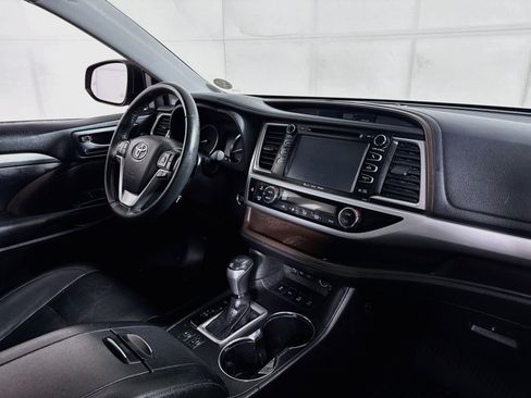 Used 2019 Toyota Highlander XLE w/ Carpet Mat Package (TMS) AWD/4WD image 25
