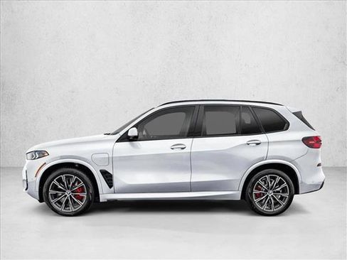 New 2026 BMW X5 xDrive50e image 3