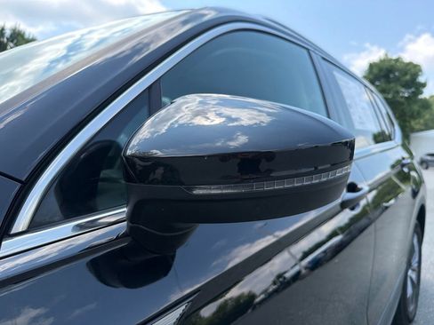 Used 2023 Volkswagen Tiguan SE w/ Panoramic Sunroof Package FWD image 10