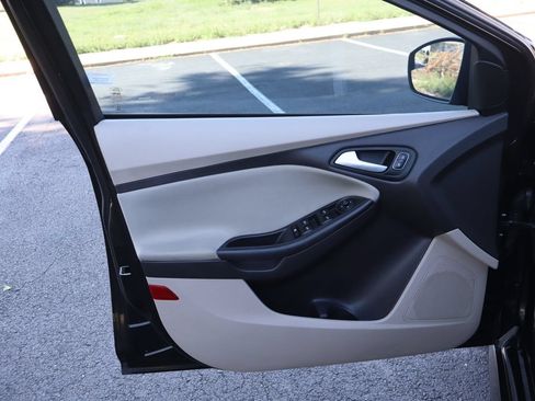 Used 2015 Ford Focus SE w/ SE Sport Package FWD image 23