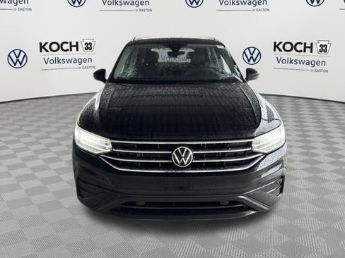 Used 2023 Volkswagen Tiguan SE w/ Panoramic Sunroof Package image 2