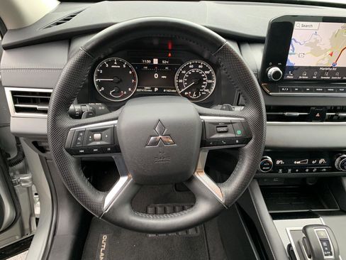 Used 2023 Mitsubishi Outlander SE image 13